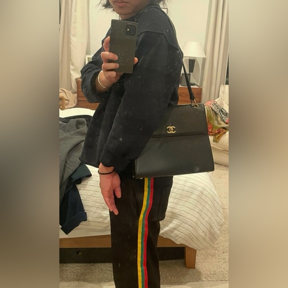 Vintage Chanel Classic Black Shoulder Bag with Gold Accents - Picture 12 of 15